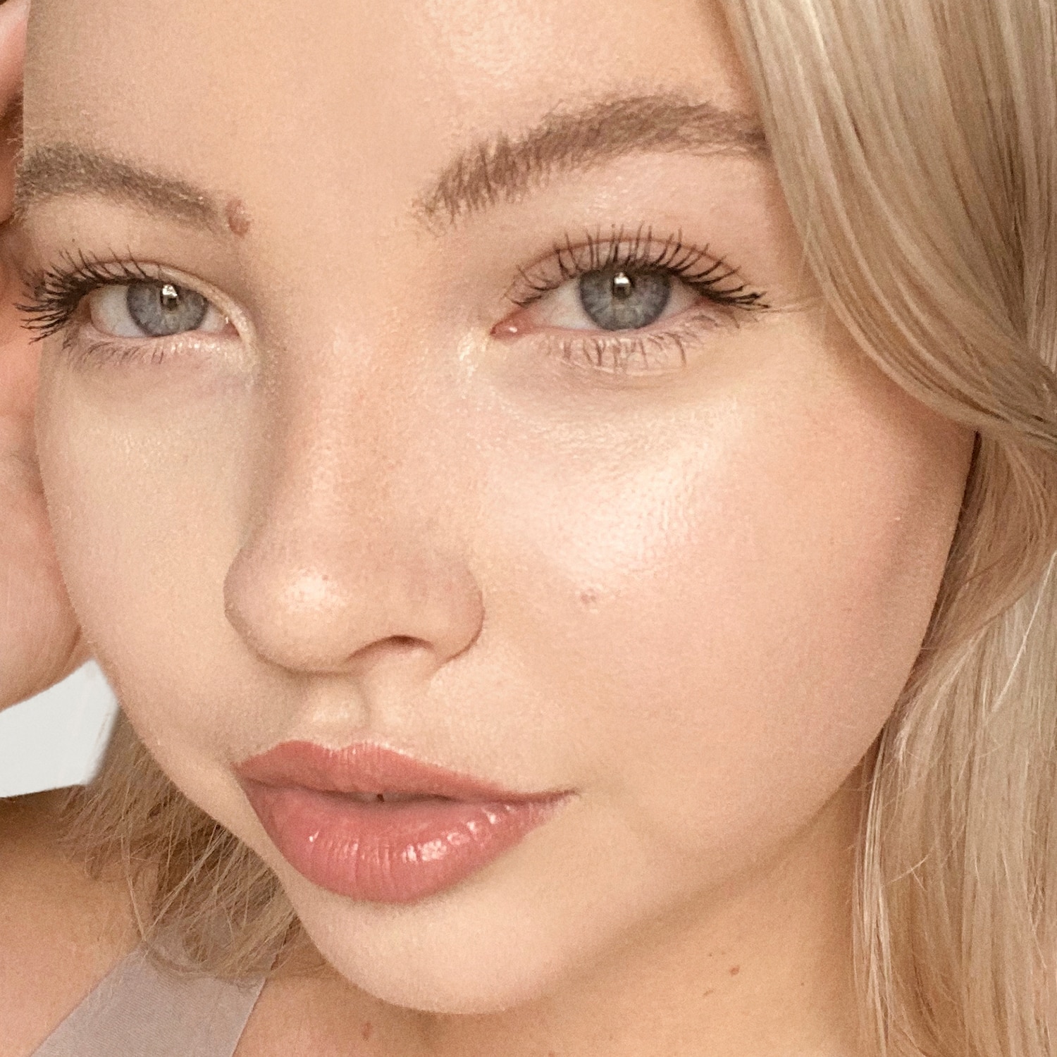 LIQUID TOUCH BRIGHTENING CONCEALER (CORRECTOR)